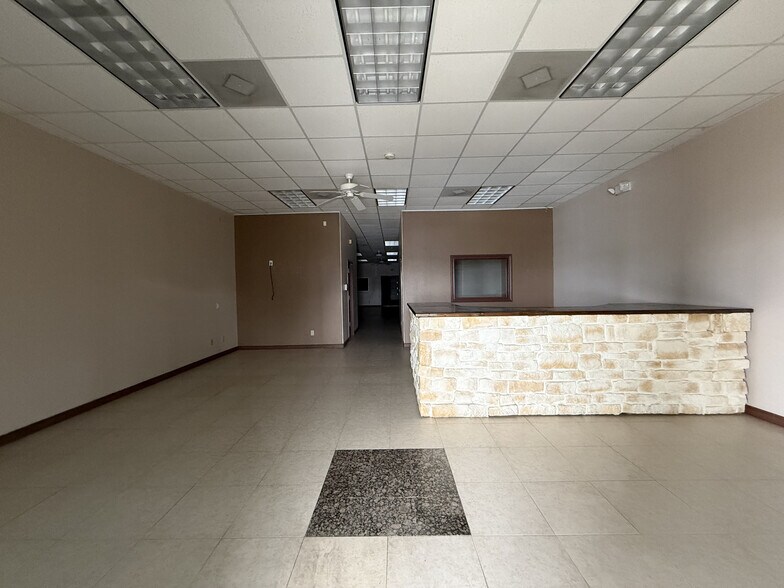 More Photos Of 1401 E Hackberry St, McAllen Showroom For Lease