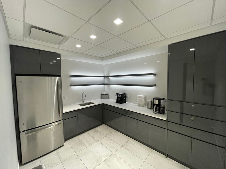 More Photos Of 60 Cutter Mill Rd, Great Neck Office For Lease