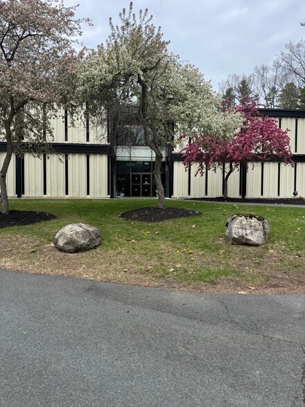 More Photos Of 315 Ushers Rd, Ballston Lake Office For Lease