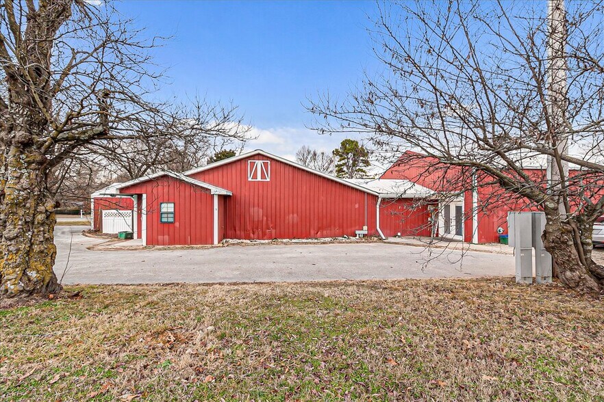 More Photos Of 2175 N Stone Chapel Ln, Fayetteville Light Distribution For Lease