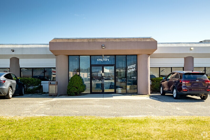 More Photos Of 171-175 Eileen Way, Syosset Warehouse For Lease