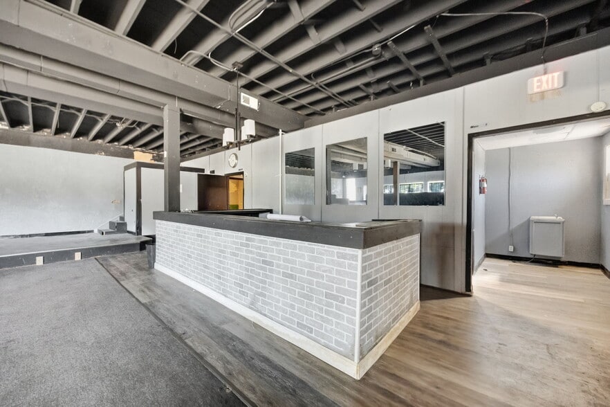 More Photos Of 2600 N Florissant Ave, Saint Louis Flex For Sale