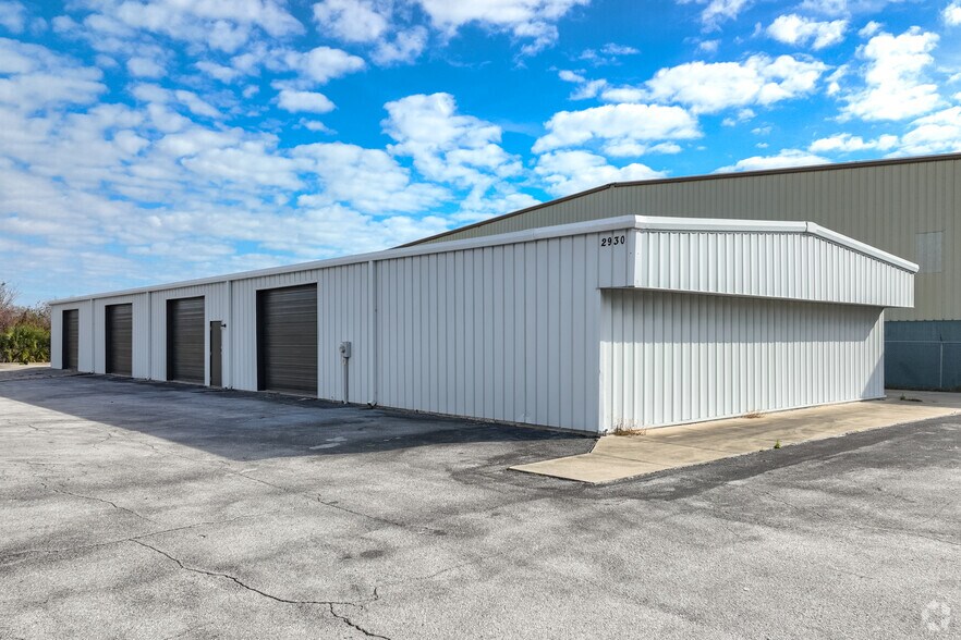 More Photos Of 2910-2930 Maine Ave, Lakeland Distribution For Lease