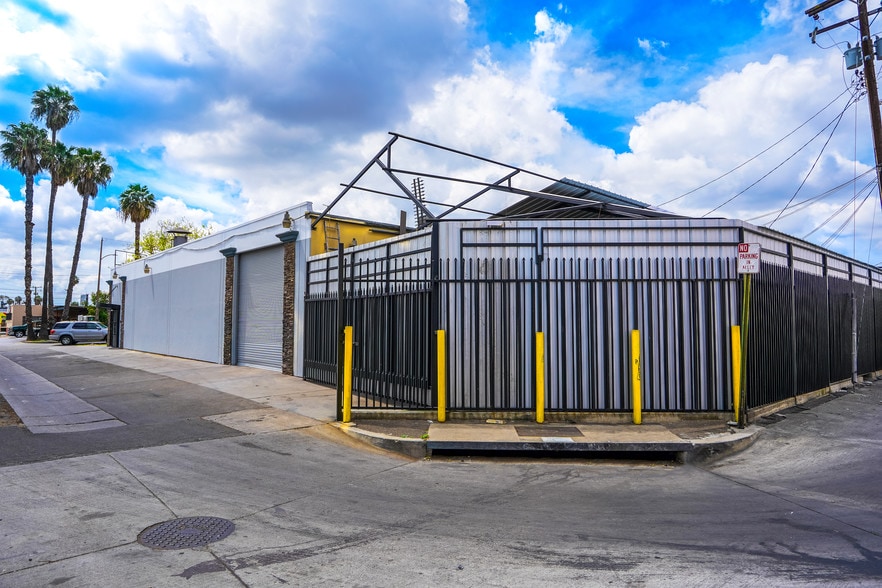 Primary Photo Of 2217 W 2nd St, Santa Ana Service For Lease