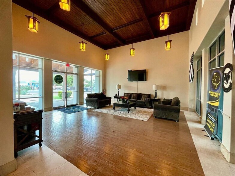 More Photos Of 8607 McPherson Rd, Laredo Office For Lease