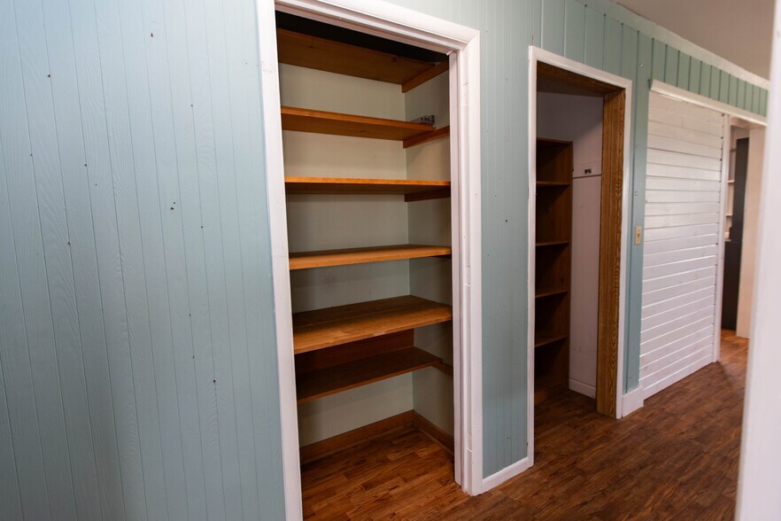 More Photos Of 308 Dale Dr, Montfort General Retail For Sale