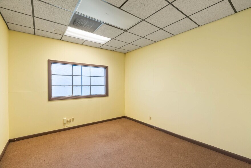 More Photos Of 2404 N US Highway 281, Alice Flex For Lease