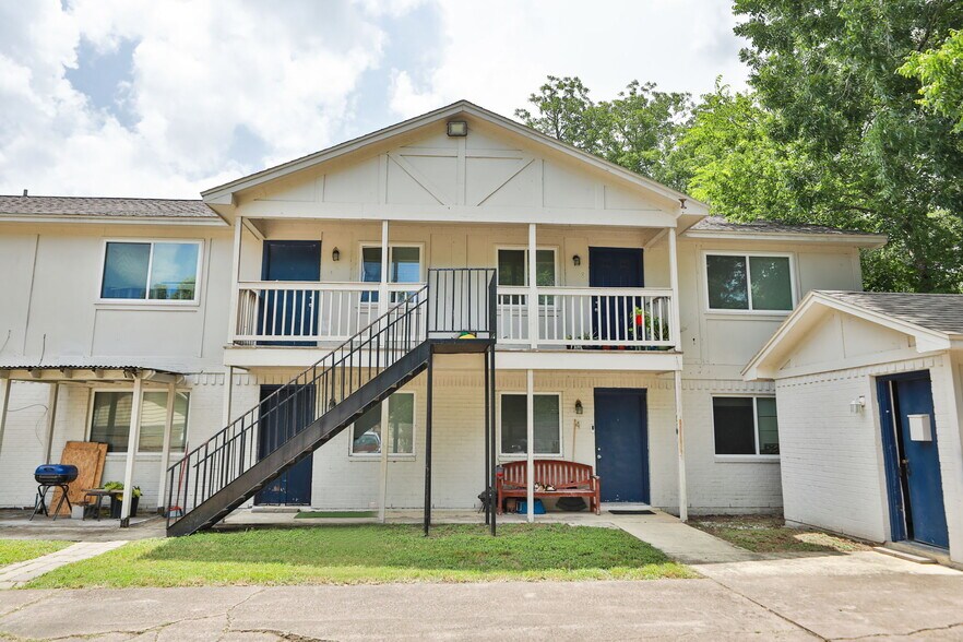 More Photos Of 1312 W Adoue St, Alvin Apartments For Sale