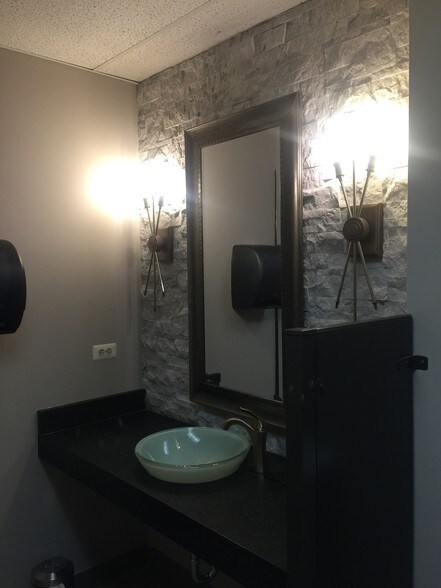 More Photos Of 929 W University Dr, Rochester Medical For Lease