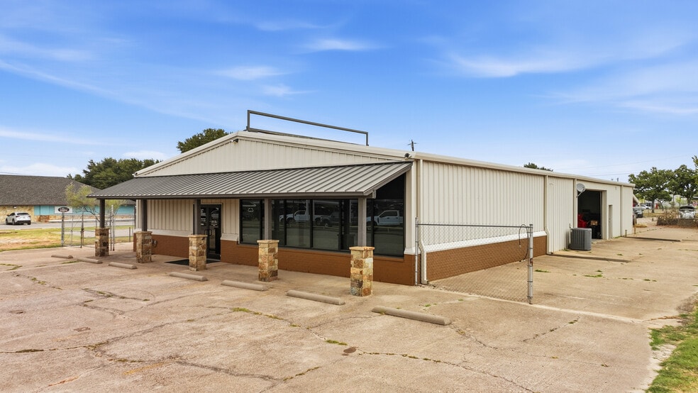 Primary Photo Of 207 Eastridge Rd, Granbury General Retail For Sale