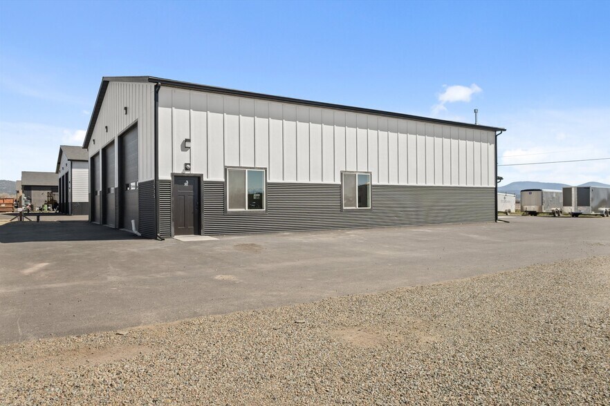More Photos Of 7535 Roughsawn Dr, Helena Showroom For Lease