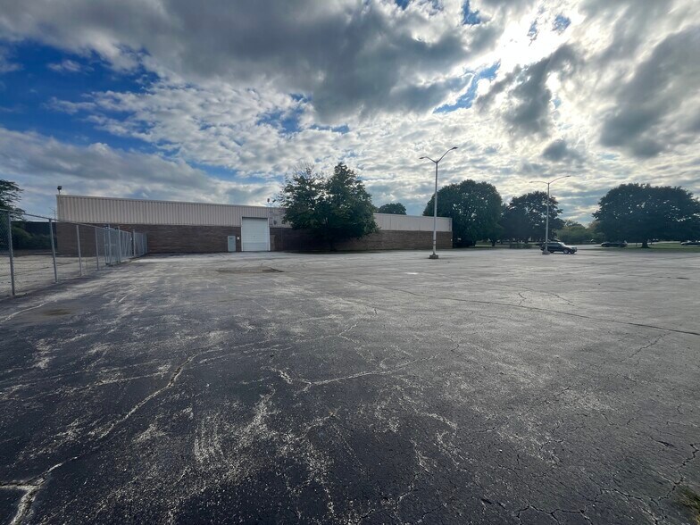 More Photos Of 333 W Washington Blvd, Mundelein Manufacturing For Sale