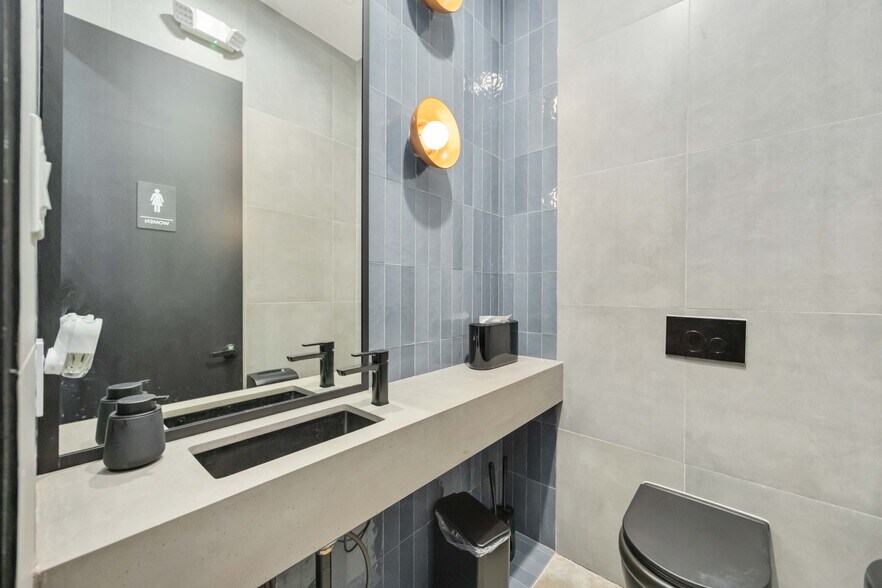 More Photos Of 5214 Harrisburg Blvd, Houston Office For Lease