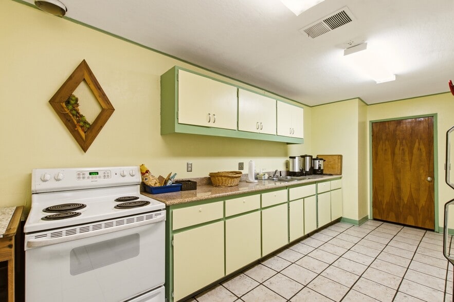 More Photos Of 1319-1323 W Texas St, Fairfield Freestanding For Sale