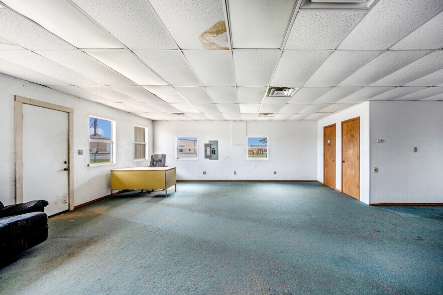 More Photos Of 403 Linwood Plz, Lindsay Warehouse For Sale