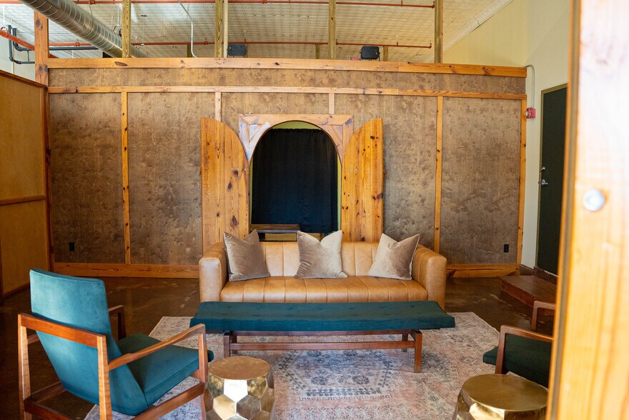 More Photos Of 146 Maxwell Ave, Greenwood Restaurant For Lease