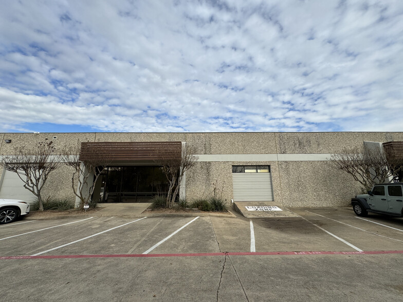 Primary Photo Of 10606 Shady Trl, Dallas Showroom For Sale