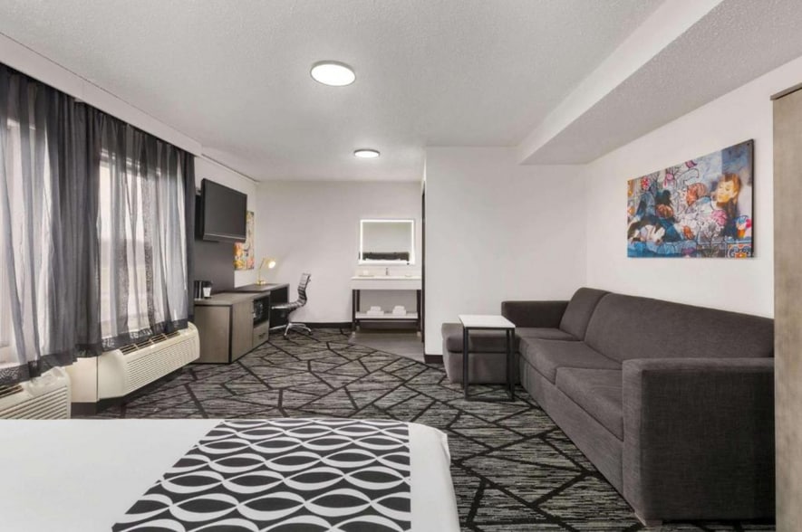 More Photos Of 25105 Country Club Blvd, North Olmsted Hotel For Sale