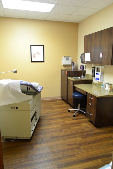 More Photos Of 16301 Fishhawk Blvd, Lithia Medical For Lease