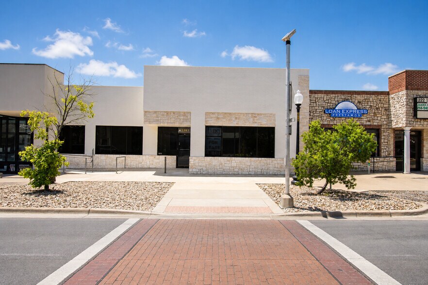 More Photos Of 220 W Jefferson Blvd, Dallas Storefront Retail Office For Lease