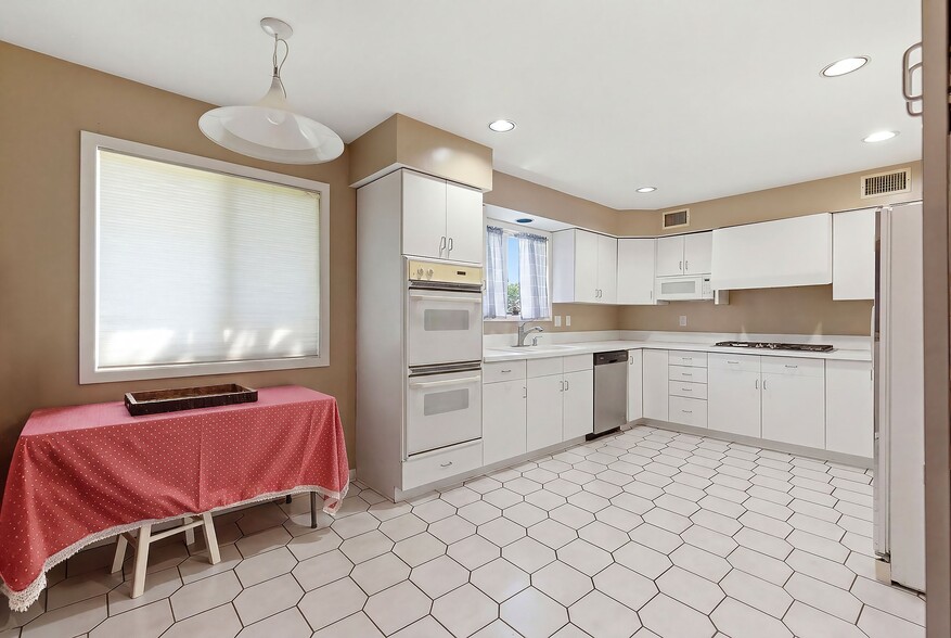 More Photos Of 801 Hughes Dr, Hamilton Office Residential For Sale