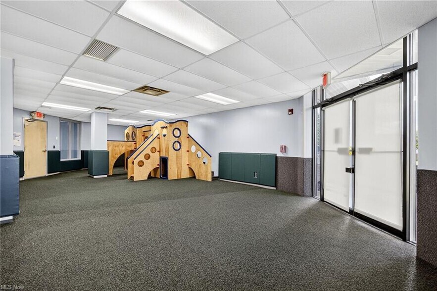 More Photos Of 852 E Highland Rd, Macedonia Flex For Lease