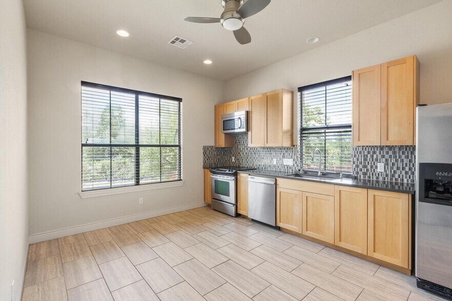 More Photos Of 105 Applewood Dr, Cedar Creek Office For Sale