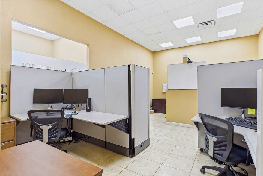 More Photos Of 1010 NE 9th St, Cape Coral Office For Sale