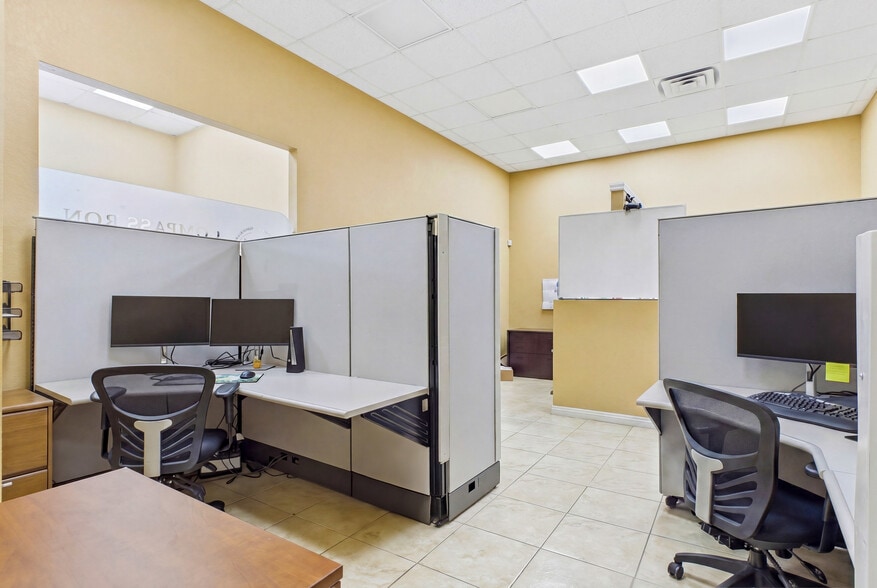 More Photos Of 1010 NE 9th St, Cape Coral Office For Sale