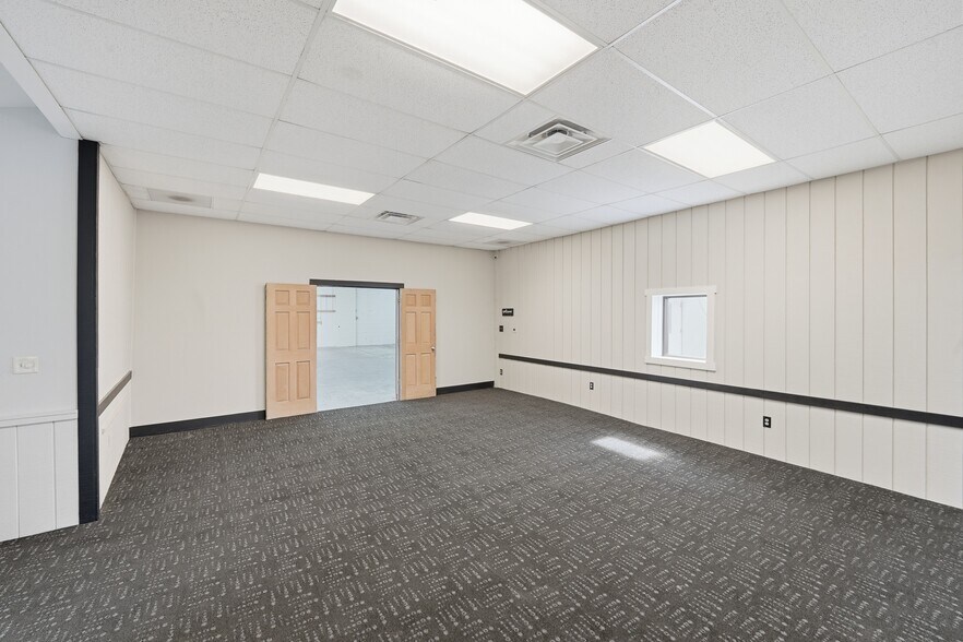 More Photos Of 546 Brehl Ave, Columbus Showroom For Lease