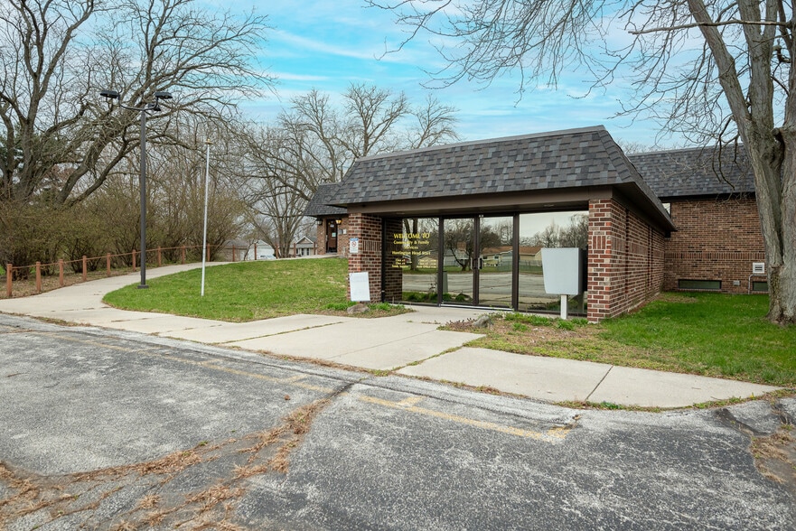 More Photos Of 1255 Engle St, Huntington Light Distribution For Sale