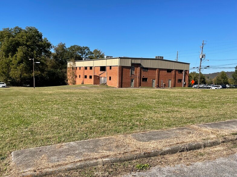 More Photos Of 3190 Pelham Pky, Pelham Warehouse For Lease