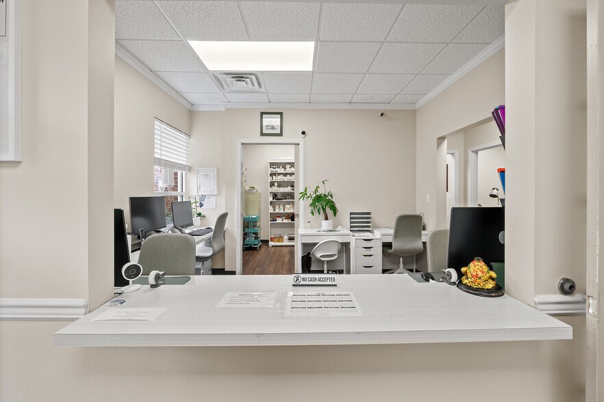 More Photos Of 7215 Pineville-Matthews Rd, Charlotte Office For Sale