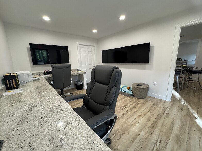 More Photos Of 70 Capital Dr, Hilton Head Island Showroom For Sale
