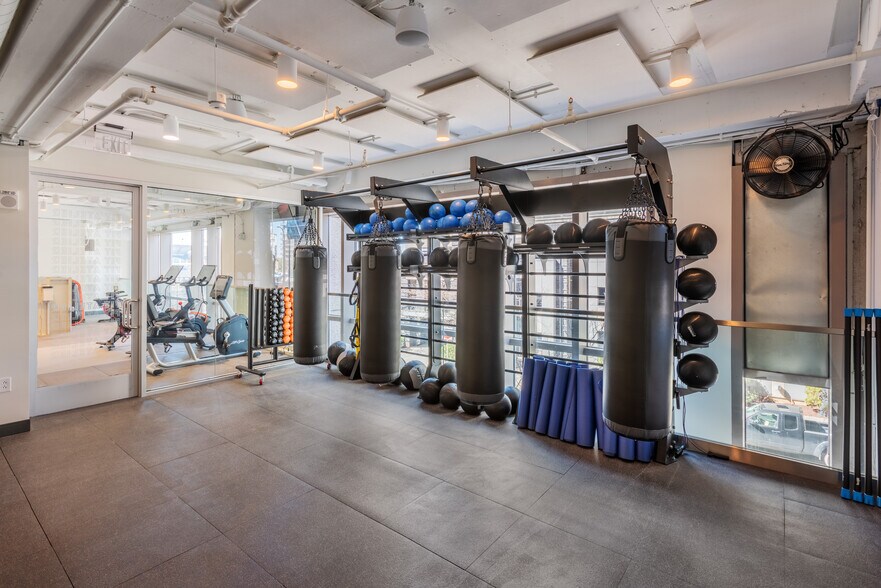 More Photos Of 227 W Trade St, Charlotte Office For Lease