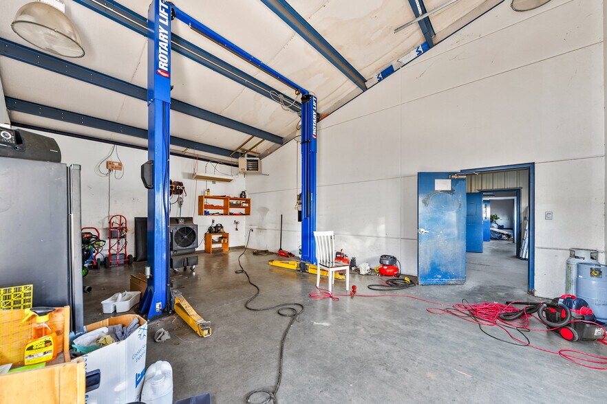 More Photos Of 3976 Crater Lake Ave, Medford Auto Dealership For Lease