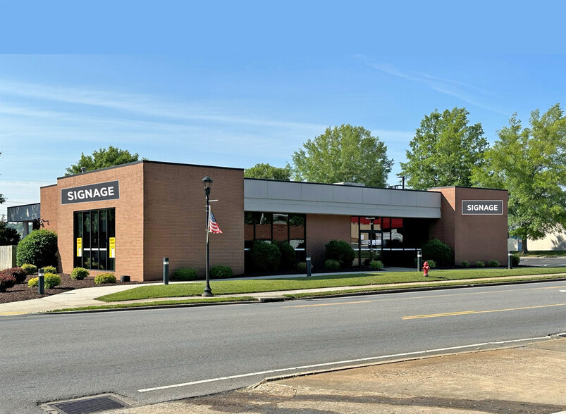 Primary Photo Of 1037 Main St, Altavista Bank For Sale