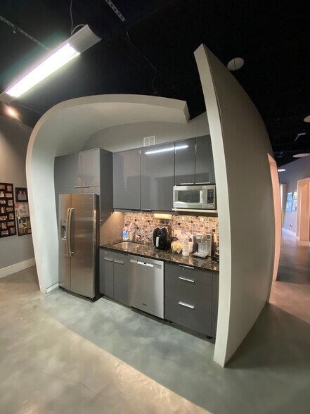 More Photos Of 3158 24th Ave N, Saint Petersburg Showroom For Sale