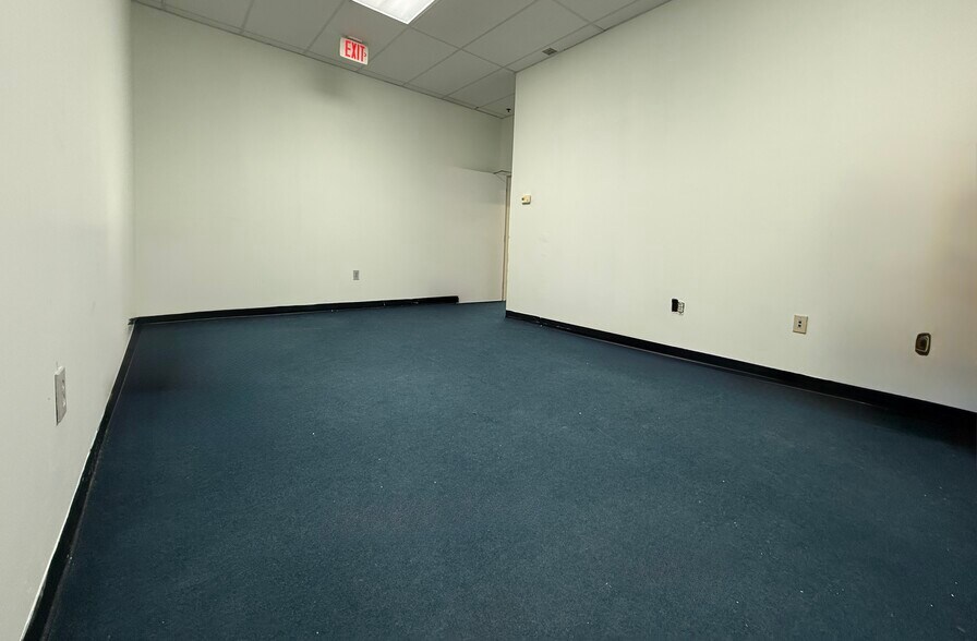 More Photos Of 10501 S Orange Ave, Orlando Light Manufacturing For Lease