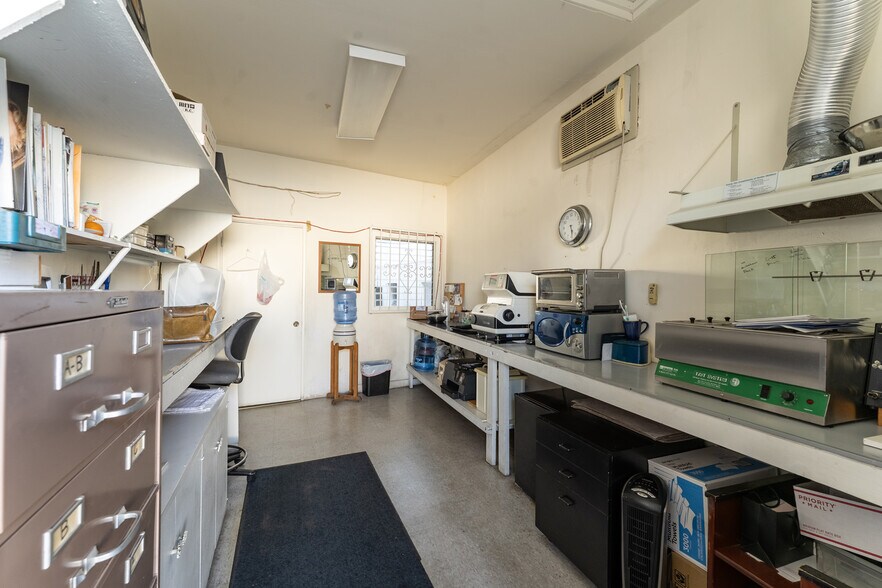 More Photos Of 13831 Ventura Blvd, Sherman Oaks Storefront For Sale