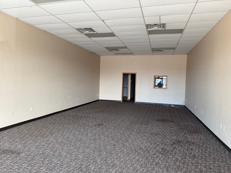 More Photos Of 300-320 Wolf River Plz, New London Freestanding For Lease