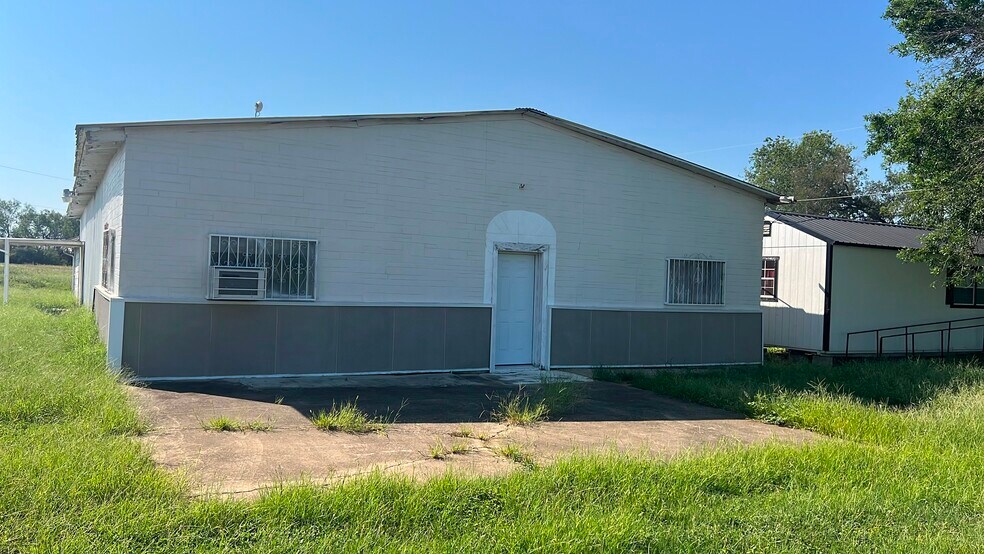 More Photos Of 16170 Somerset Rd, Von Ormy Flex For Sale