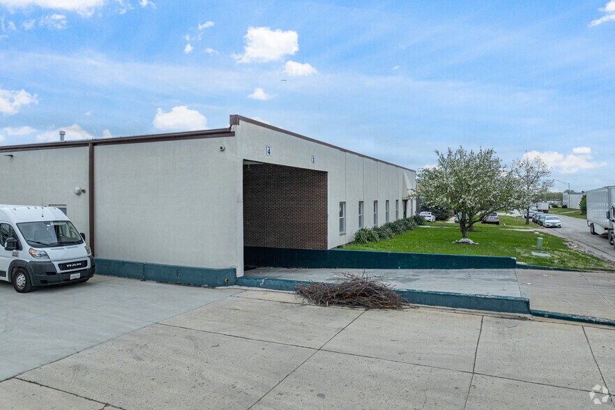 More Photos Of 1540-1544 W Wrightwood Ct, Addison Warehouse For Lease