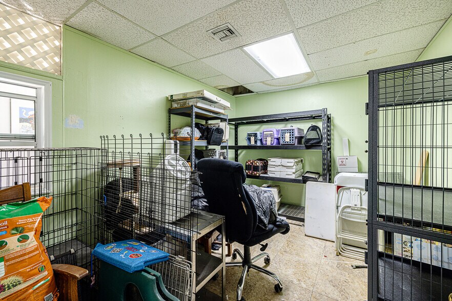 More Photos Of 26055 Bouquet Canyon Rd, Santa Clarita Veterinarian Kennel For Sale
