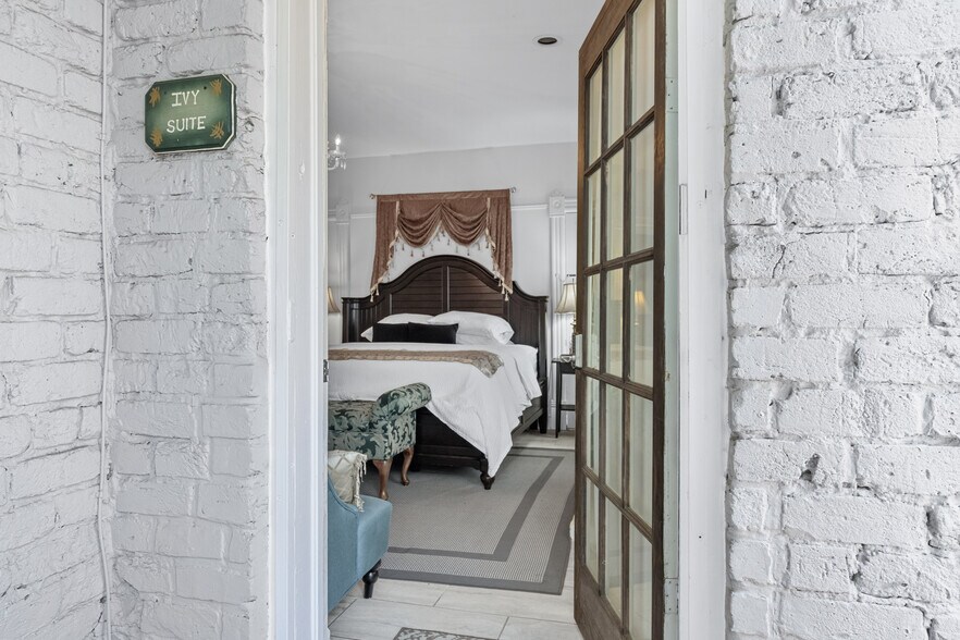 More Photos Of 402 E Gaston St, Savannah Hospitality For Sale