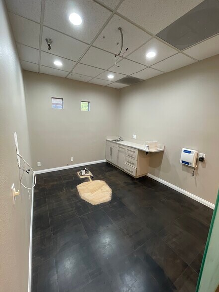 More Photos Of 3637-3755 E Thousand Oaks Blvd, Thousand Oaks Unknown For Lease