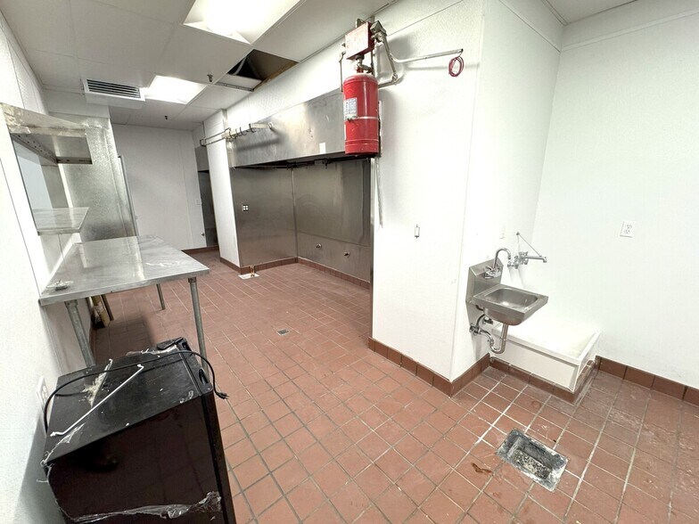 More Photos Of 100-112 W 9th St, Los Angeles Office For Lease