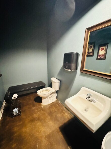 More Photos Of 1212 Chestnut St, Arapahoe General Retail For Sale