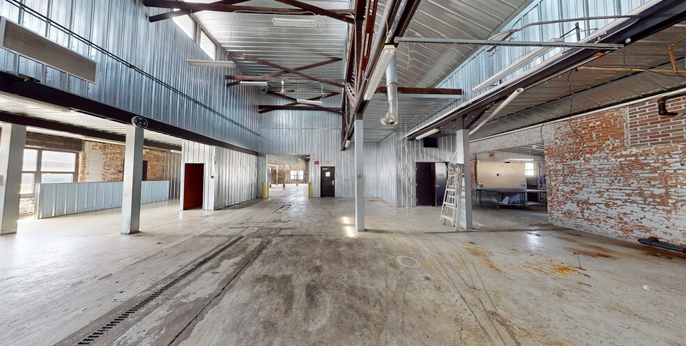 More Photos Of 5764 Wheeler Rd, Indianapolis Showroom For Lease