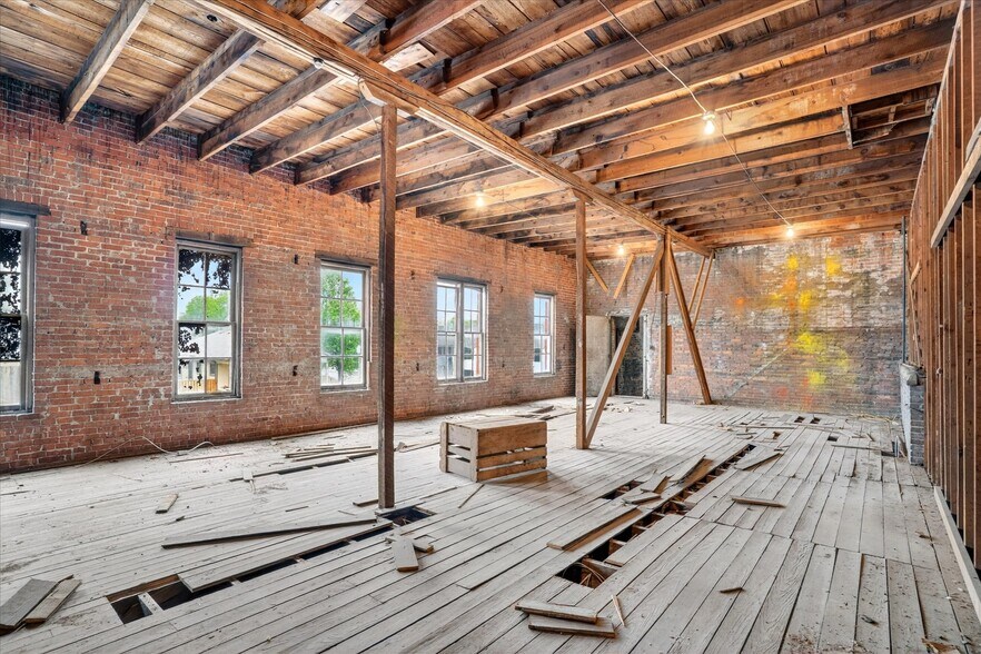 More Photos Of 33 W Olive St, Aurora General Retail For Sale